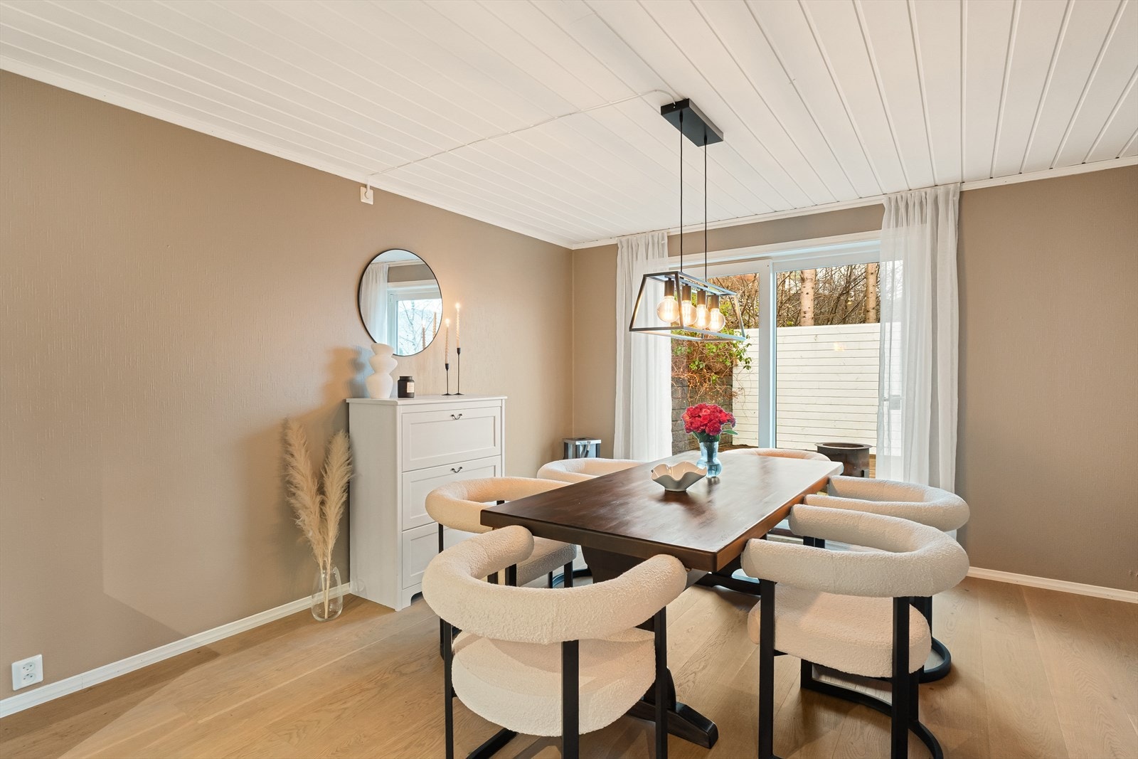 Spisestuen har god plass til spisegruppe. Galleribilde