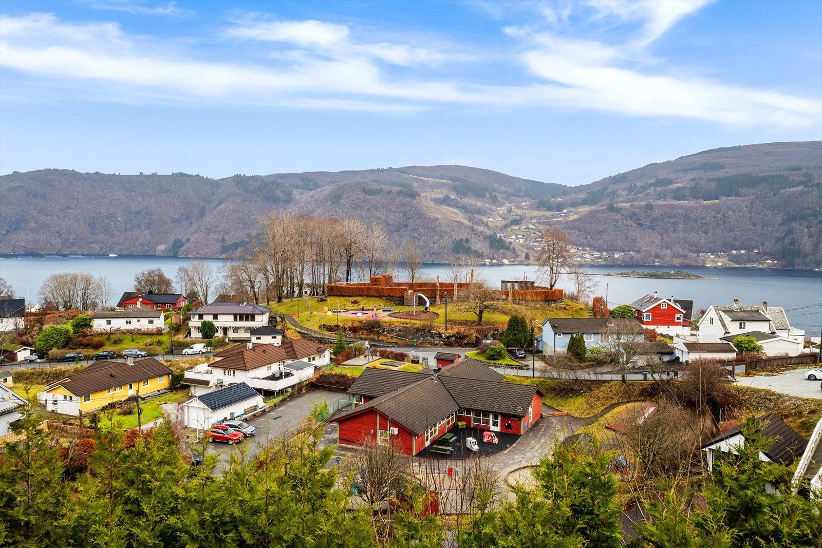 Området ligger fint til i ytterkanten av bebyggelsen med begrenset biltrafikk og uten gjennomkjøring. Galleribilde