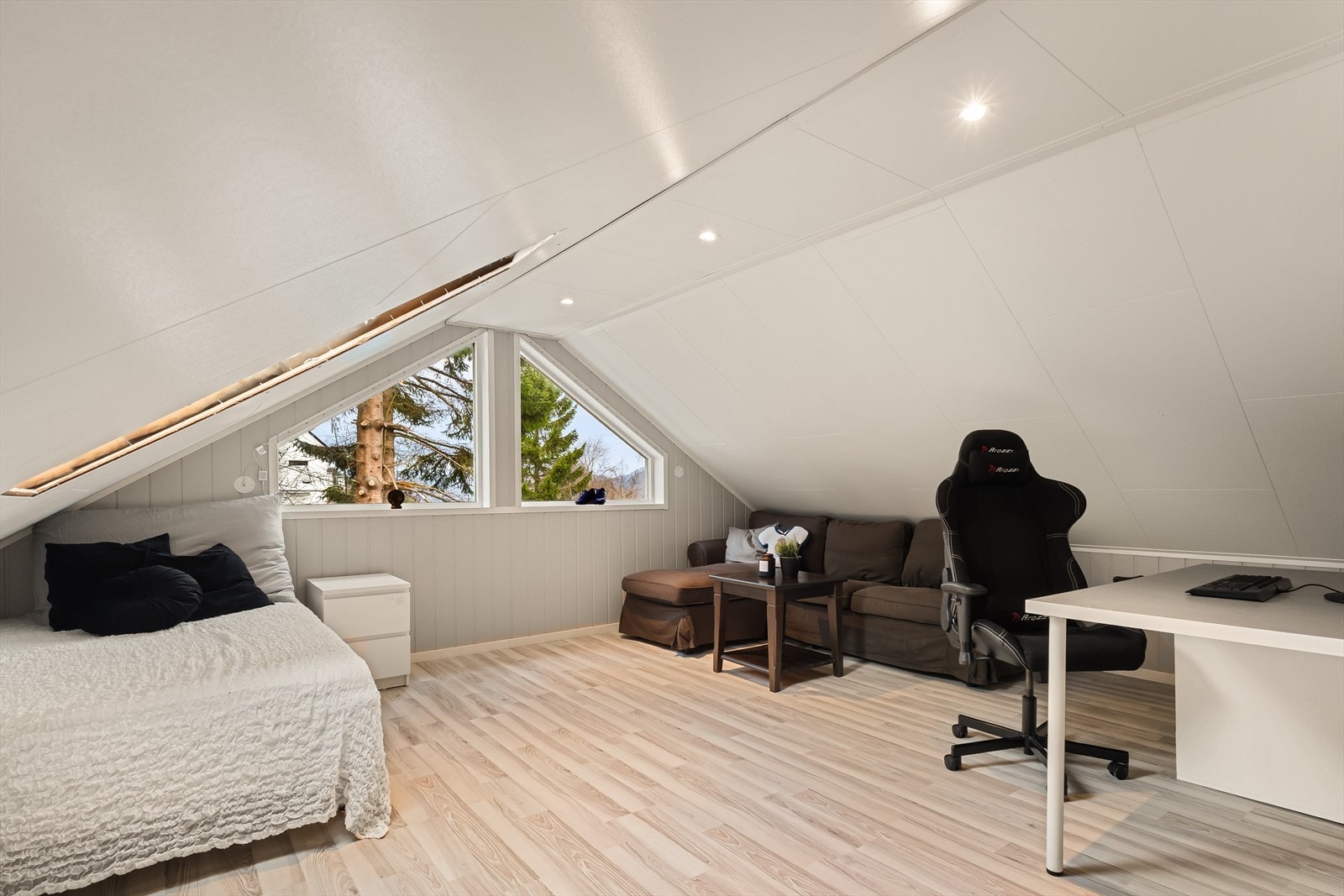 Soverom av god størrelse med lyse og fine overflater. Galleribilde