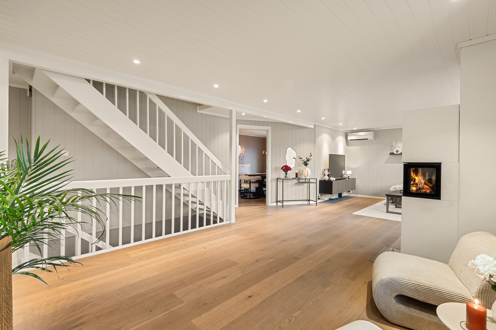 Videre innehar stuen også en flott vedovn som varmer godt på kaldere dager. Her er det også installert varmepumpe. Galleribilde