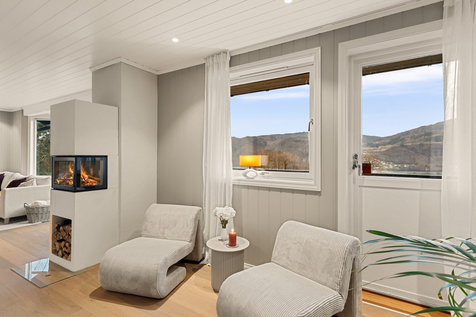 Herfra er det utgang til terrassen som har flott utsikt over fjorden. Galleribilde