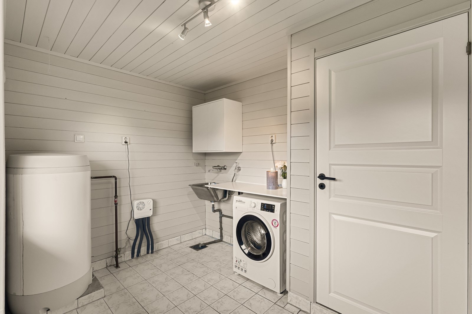 Eget vaskerom gir en praktisk og funksjonell løsning for hverdagen, med plass til vaskemaskin, tørketrommel og oppbevaring. Galleribilde