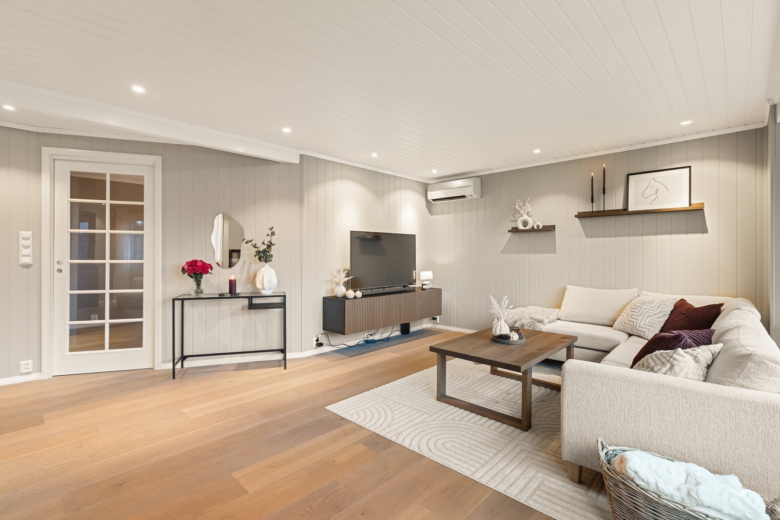 Fra stuen er det adkomst til spisestue og kjøkken. Galleribilde