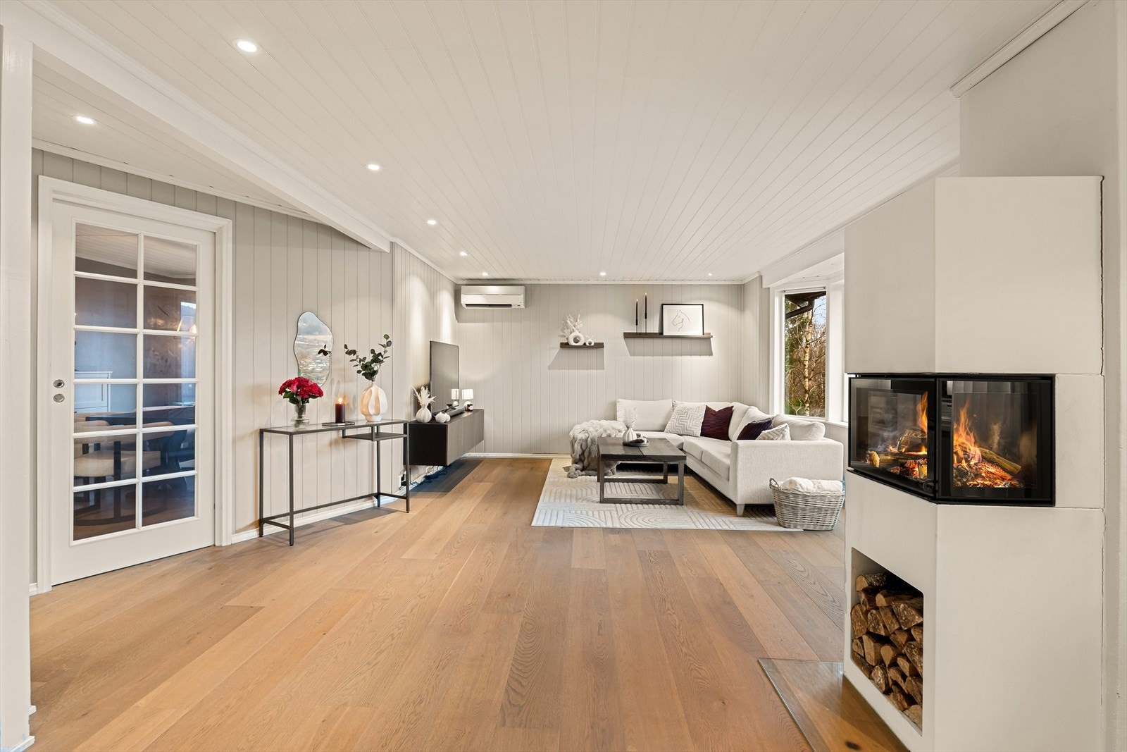 Stuen er boligens høydepunkt og er romslig og lys, med en svært god utforming. Galleribilde