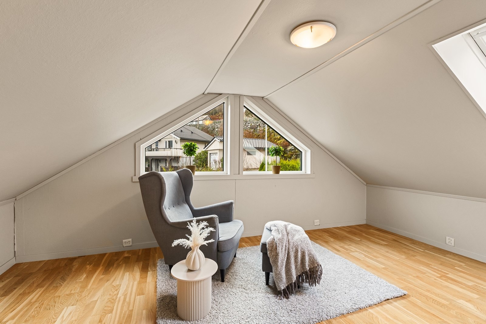 Loftstuen fungerer som et attraktivt tilleggsareal og gir fleksible bruksmuligheter, enten som TV-stue, lekerom eller en rolig sone adskilt fra boligens øvrige oppholdsrom. Galleribilde