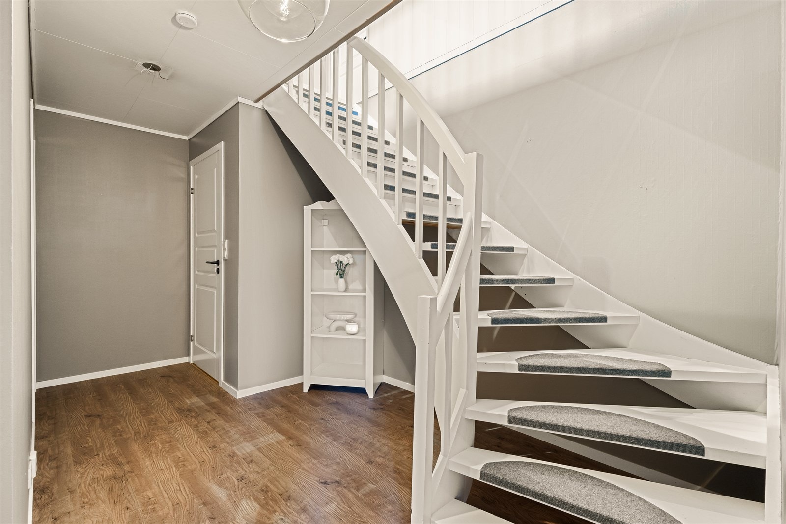 Underetasjen inneholder gang med trapp, vaskerom, bad, 2 soverom og 3 innvendige boder. Galleribilde