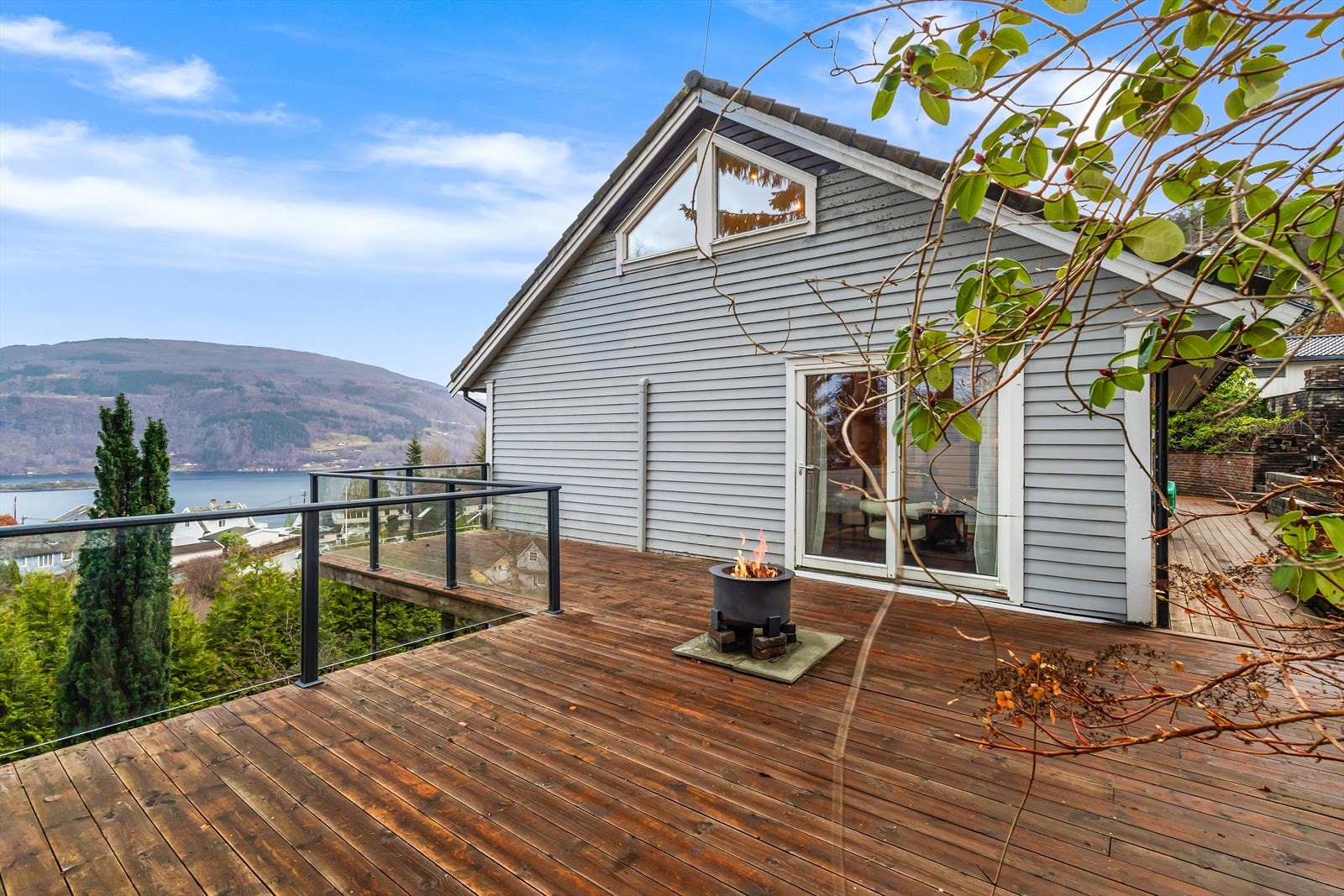 Terrassen strekker seg flott rundt hele boligen. Galleribilde