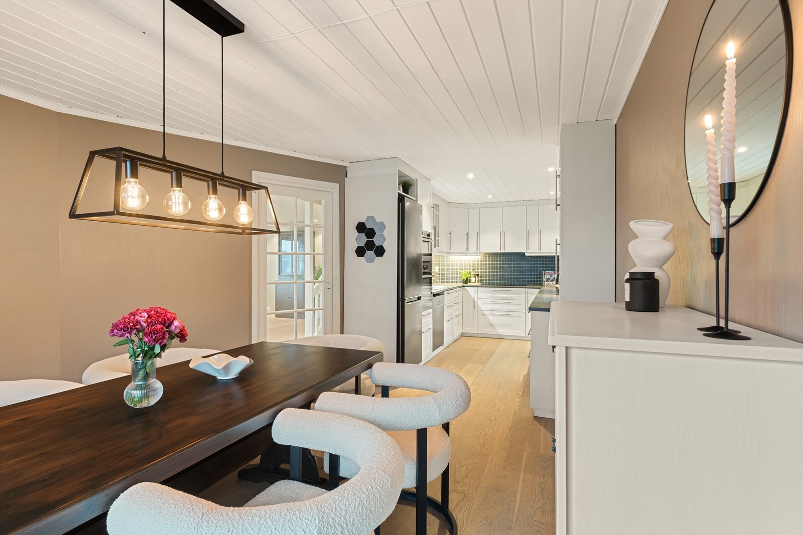 Kjøkkenet ligger praktisk plassert i tilknytning til spisestuen. Galleribilde