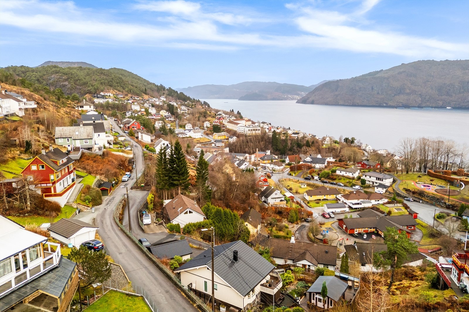 Alt i alt er dette en flott familiebolig som byr på gode løsninger og fine kvaliteter, beliggende i et trivelig og barnevennlig nabolag. Galleribilde