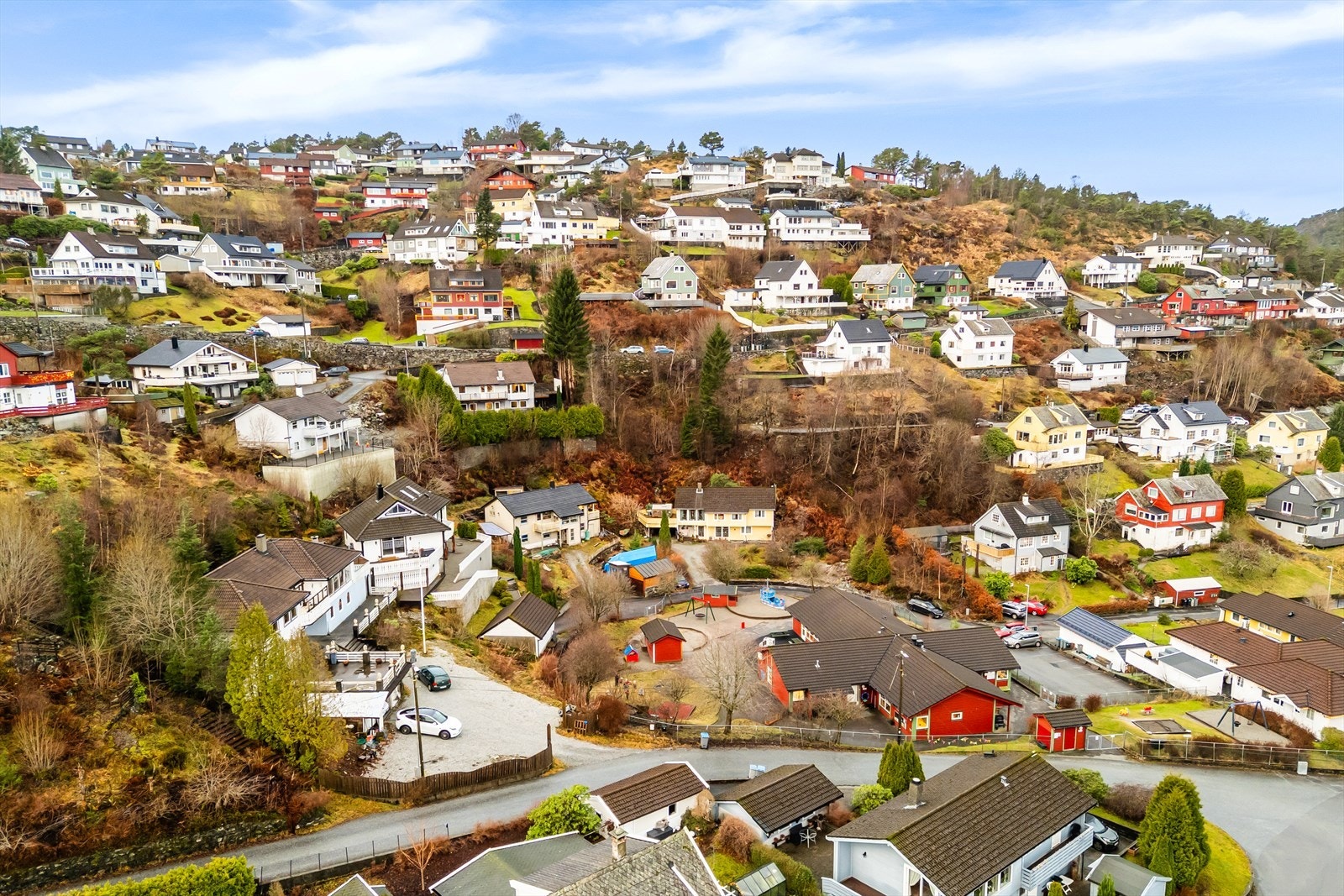 Rett utenfor døren finner du tilgang til vakre turområder, blant annet Spåkefjellet like ovenfor og Liafjellet på motsatt side av dalen. Et nettverk av stier gir gode muligheter for varierte og populære rundturer. Galleribilde