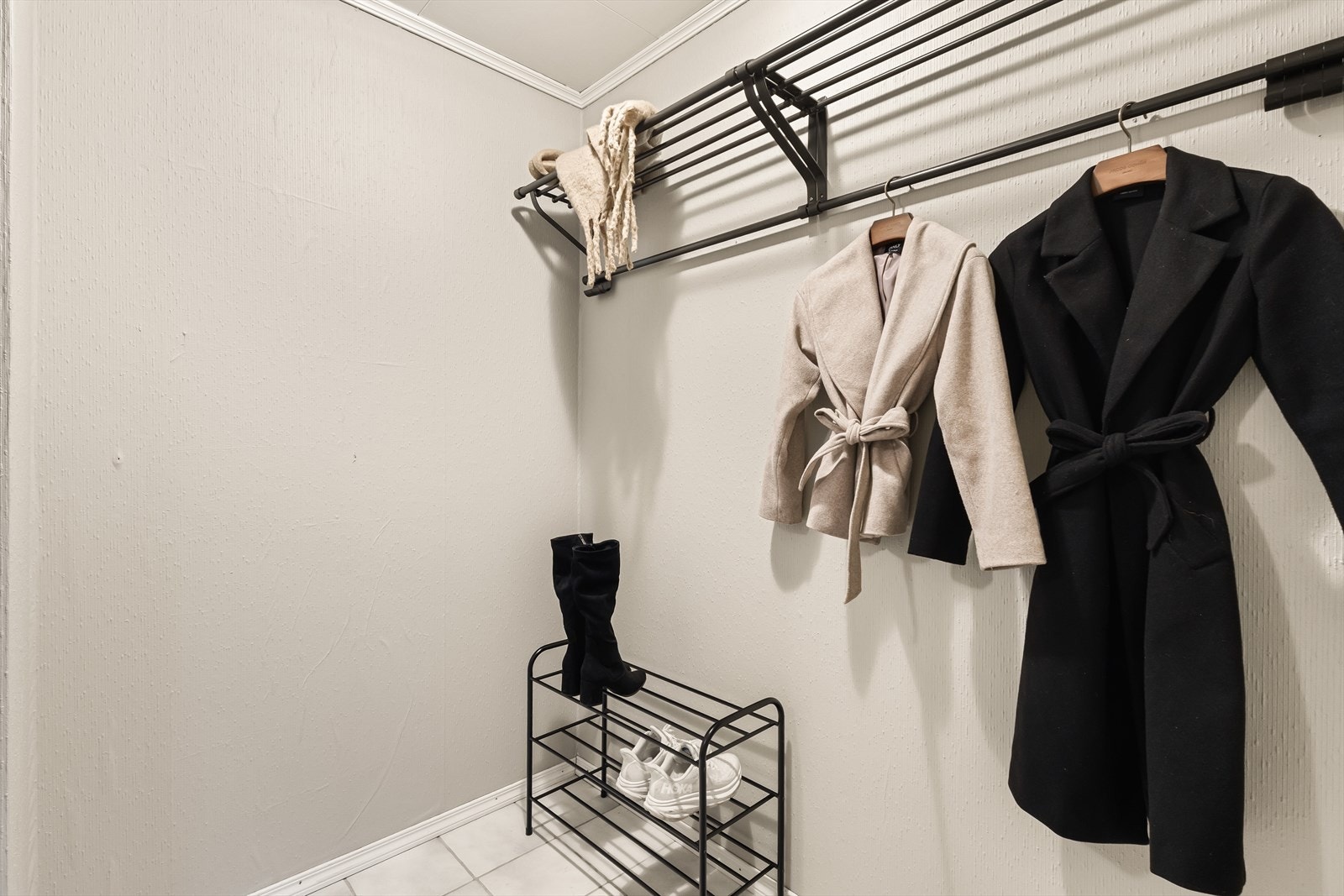 Her er det meget gode oppbevaringsmuligheter for yttertøy og sko. Galleribilde