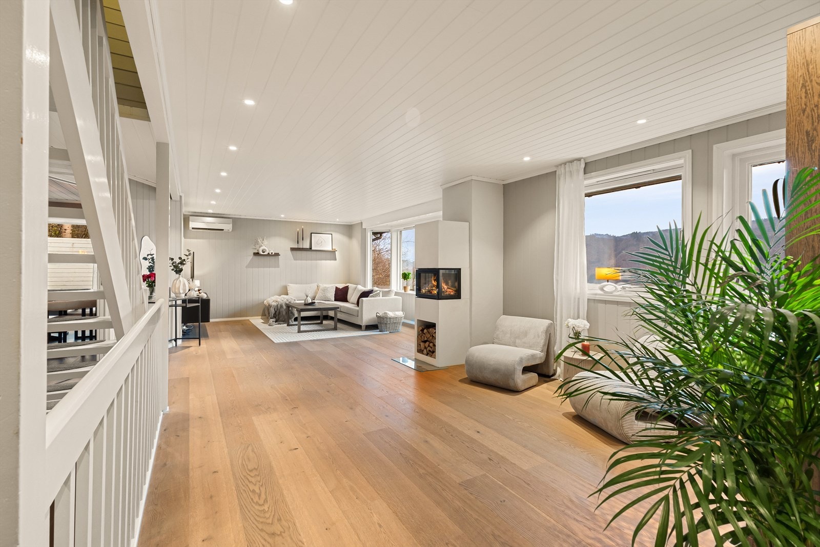 Lyse og innbydende overflater er gjennomgående i boligen. Galleribilde