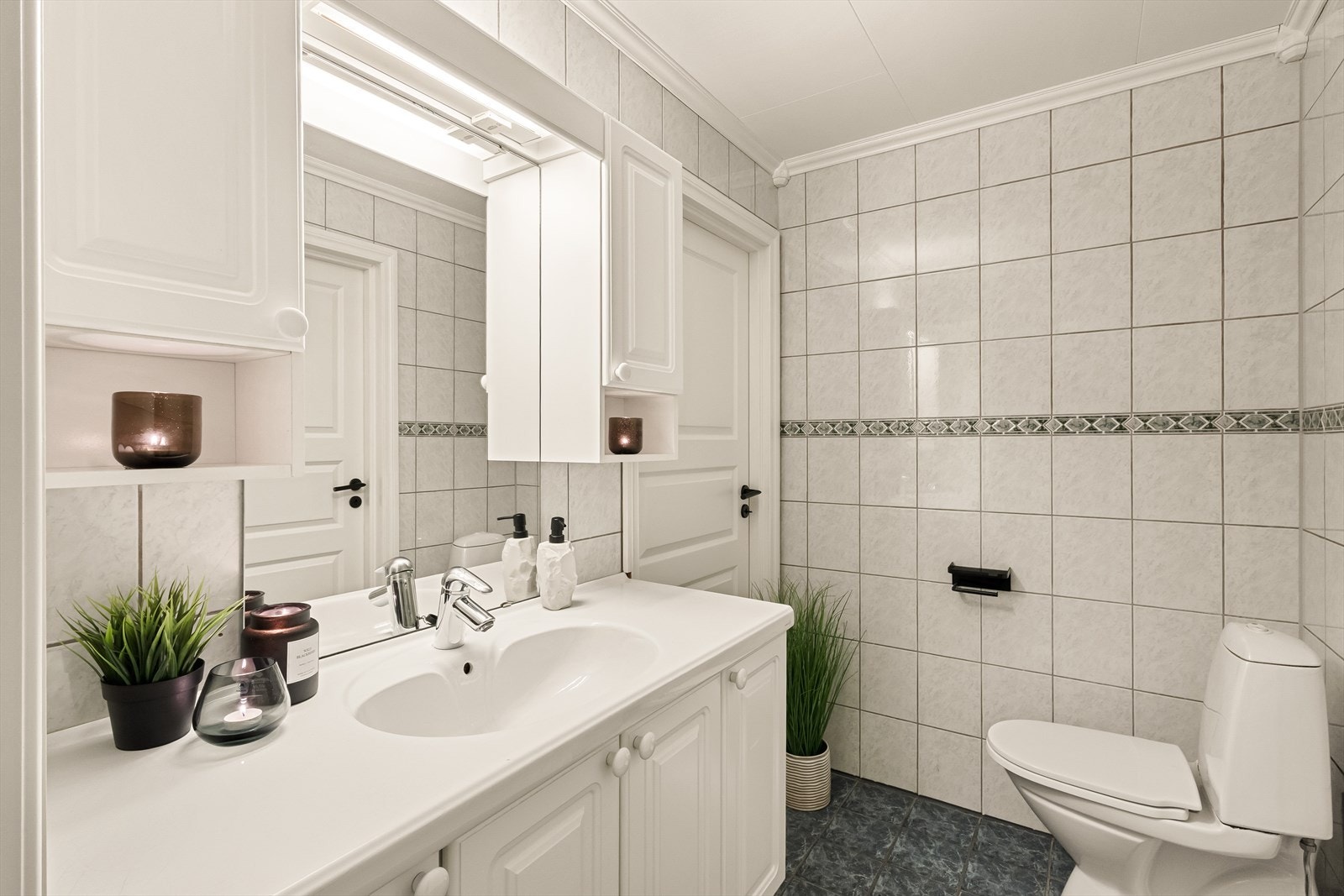 Fra soverommet er det direkte adkomst til eget privat baderom. Galleribilde