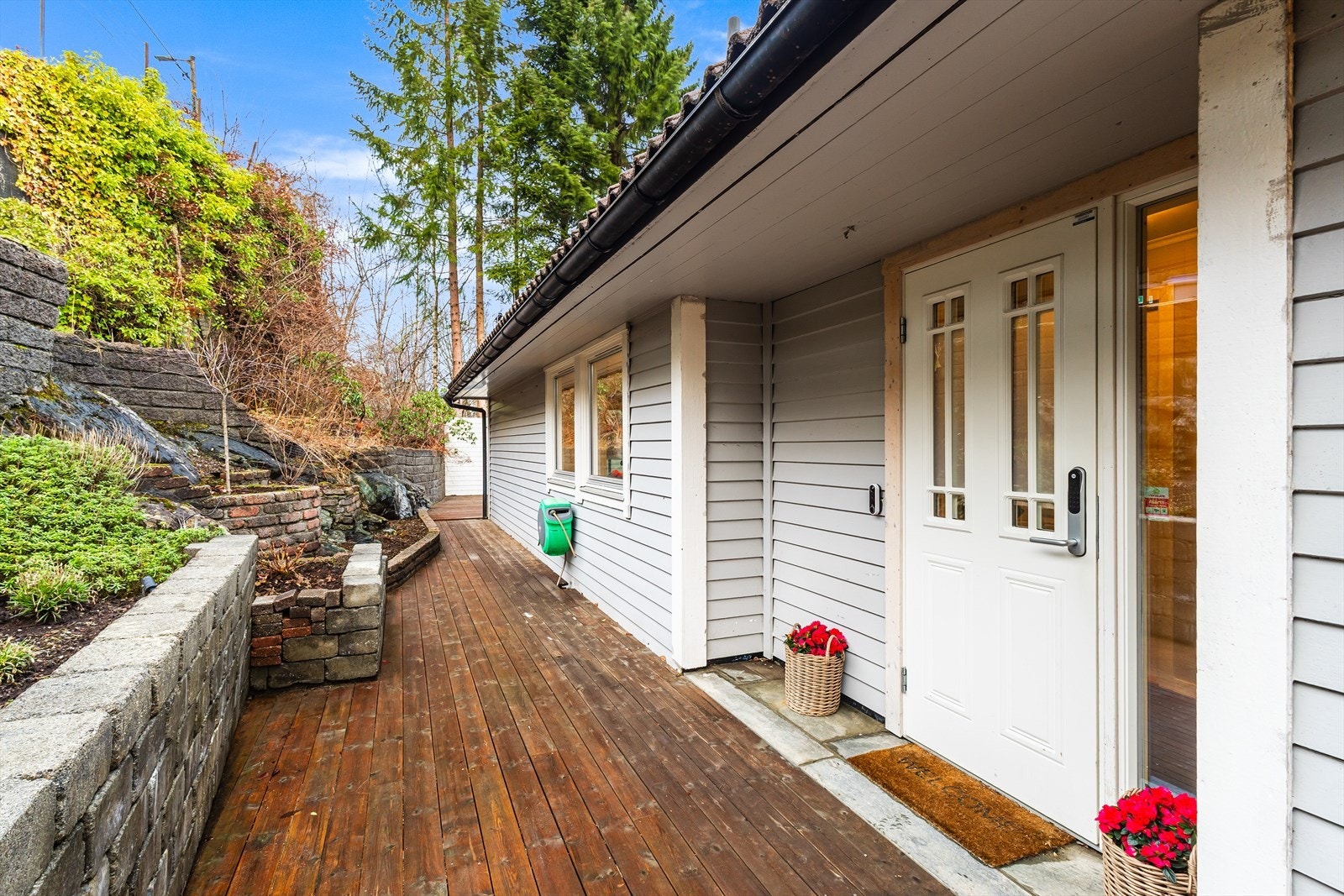 Koselig inngangsparti med terrasse. Galleribilde