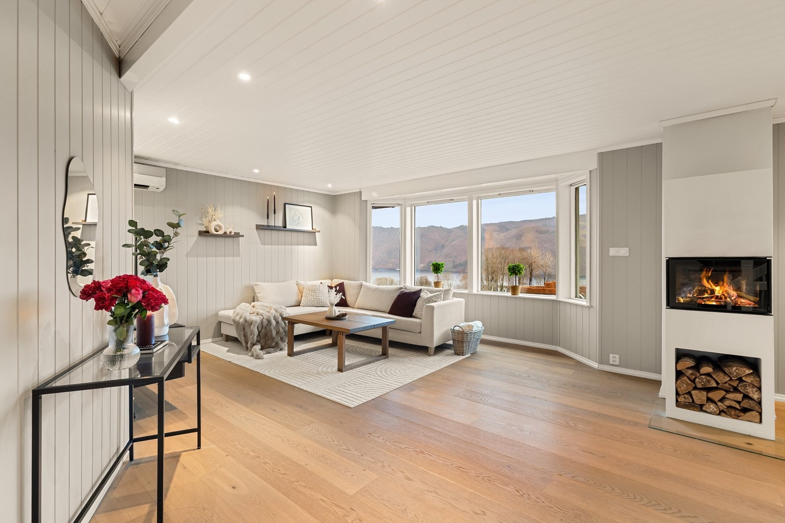 Her blir du umiddelbart trukket mot store vindusflater som slipper inn rikelig med naturlig lys. Galleribilde