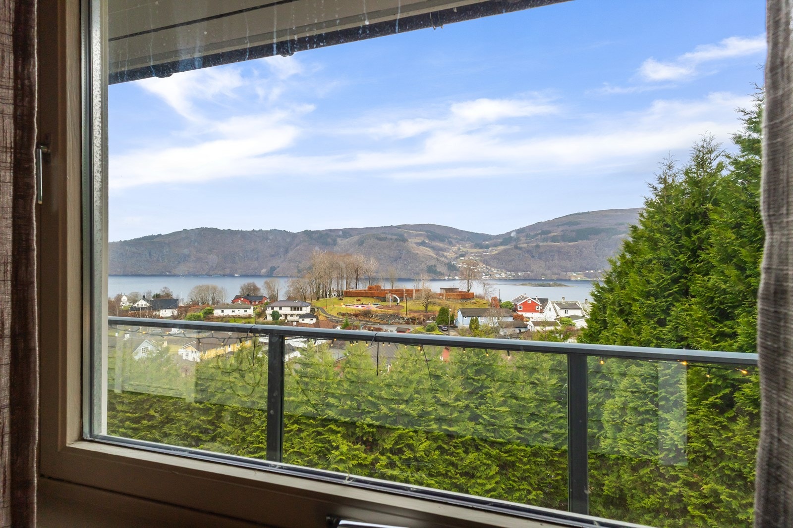 Soverommet har flott utsikt utover fjorden. Galleribilde