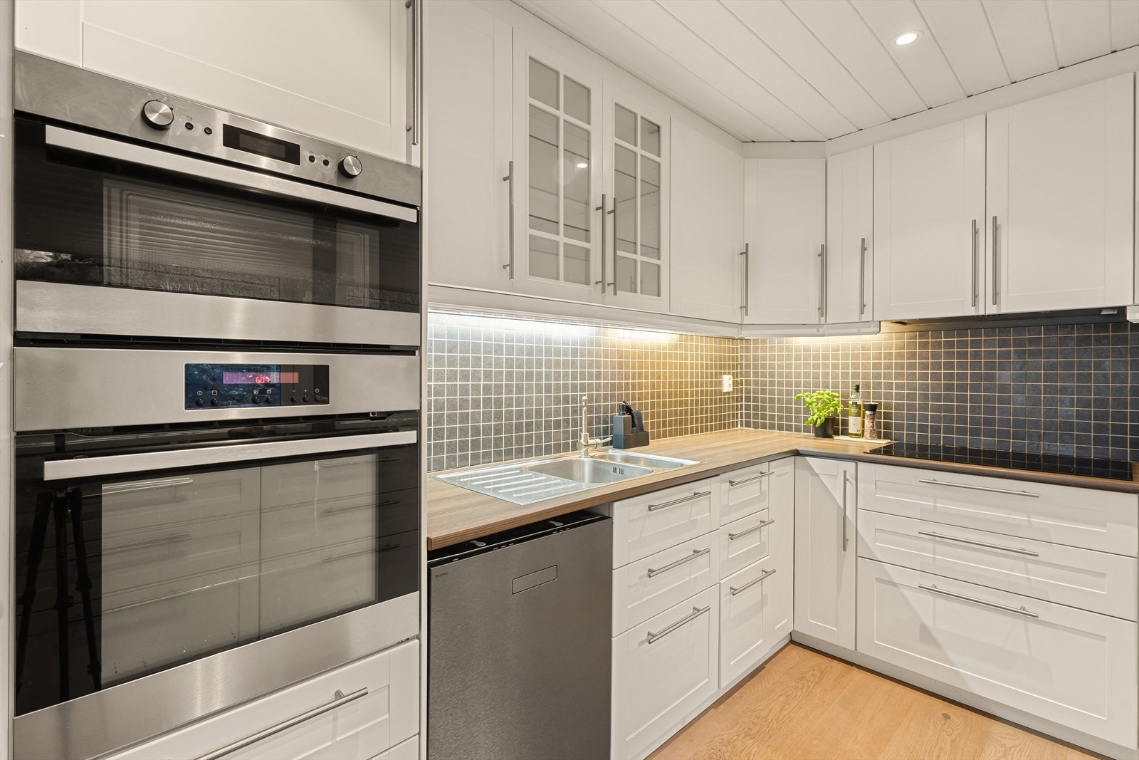 Kjøkkenet er velutstyrt med platetopp, ventilator med avtrekk ut, oppvaskmaskin, stekeovn, mikrobølgeovn, vask og kombiskap. Galleribilde