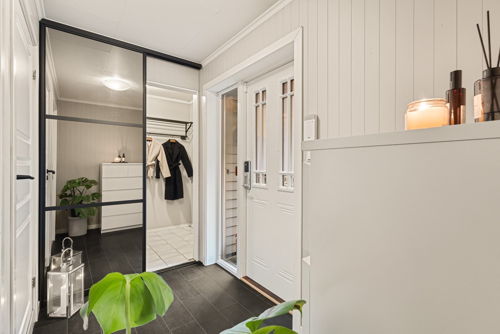Velkommen inn i en lys og flott entrè, med adkomst til et flott walk-in closet. Galleribilde