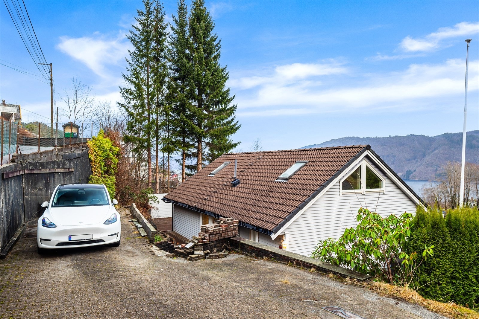 Det er gode parkeringsmuligheter på egen tomt med mulighet for å legge opp til el-bil ladning. Galleribilde