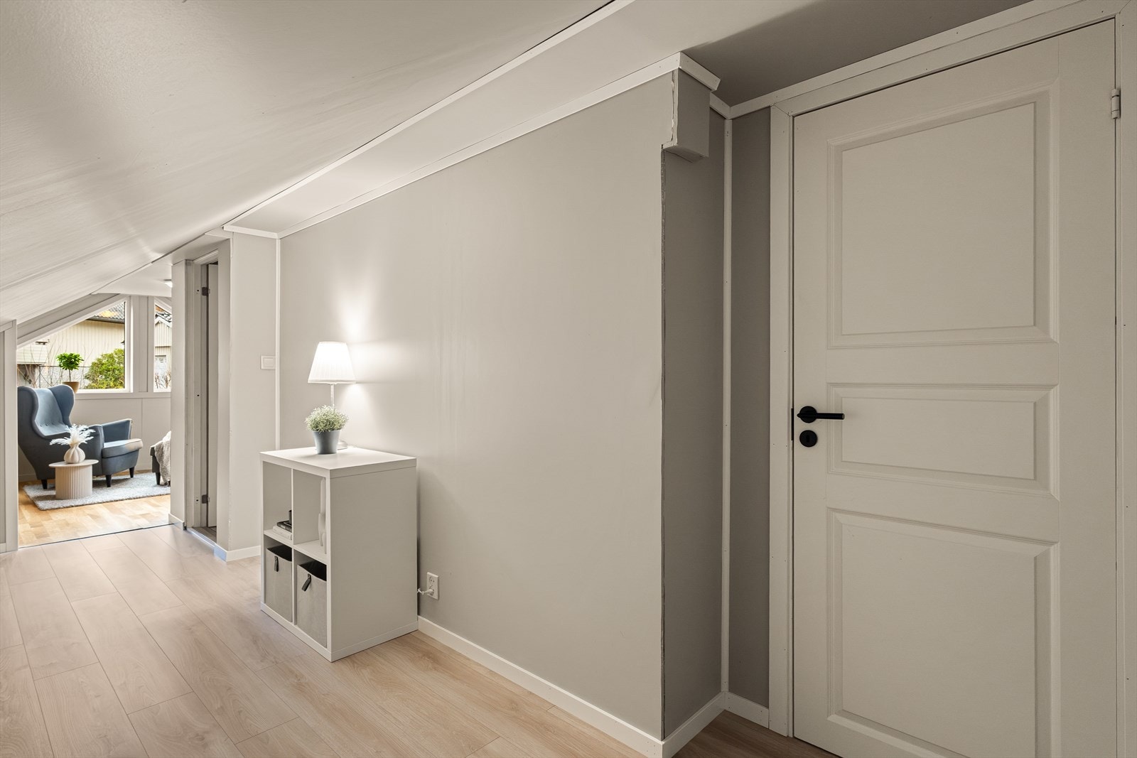 Loftet inneholder gang med trapp, loftstue og soverom (ikke godkjent). Galleribilde