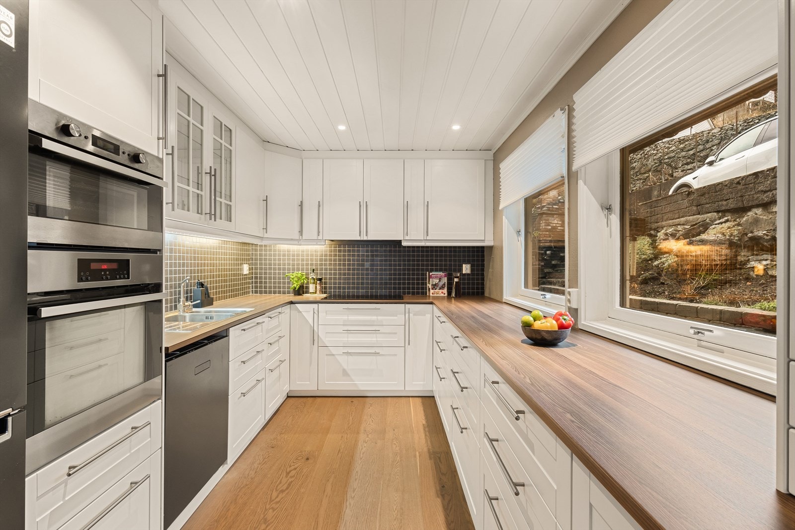 Det er gjennomtenkt utformet med rikelig benkeplass og gode oppbevaringsløsninger. Galleribilde