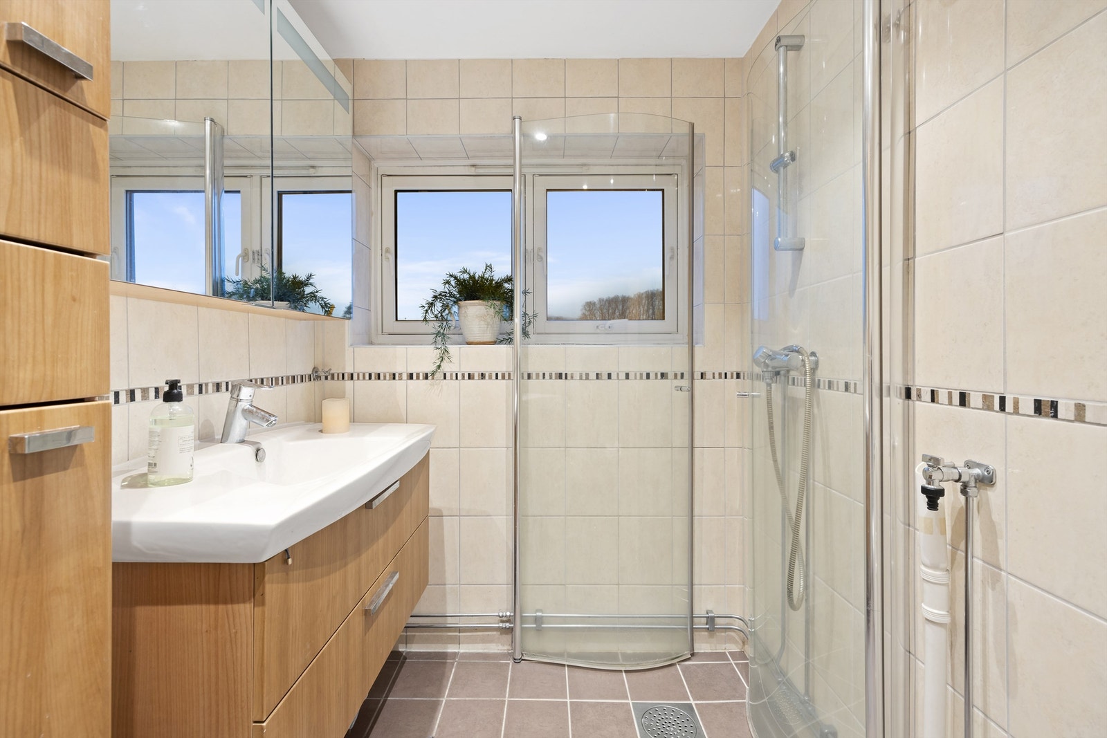 Badet er pent flislagt på gulv og vegger med gulvvarme. Galleribilde