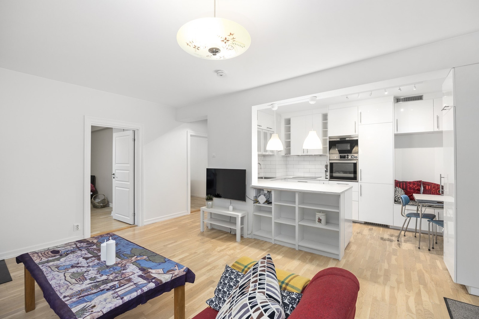 Kjøkkenet er holdt i en åpen løsning og skaper et sosialt samlingspunkt i boligen. Galleribilde