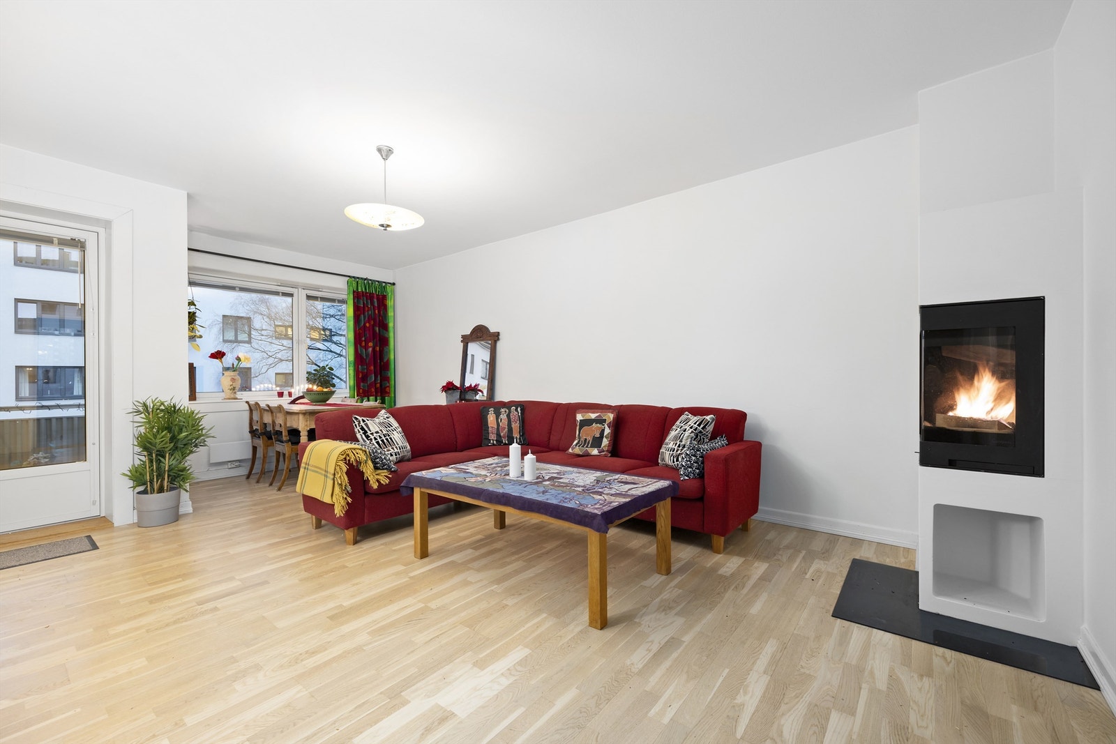 Stuen er av god størrelse med plass til sofa, salongbord og TV-seksjon. Galleribilde