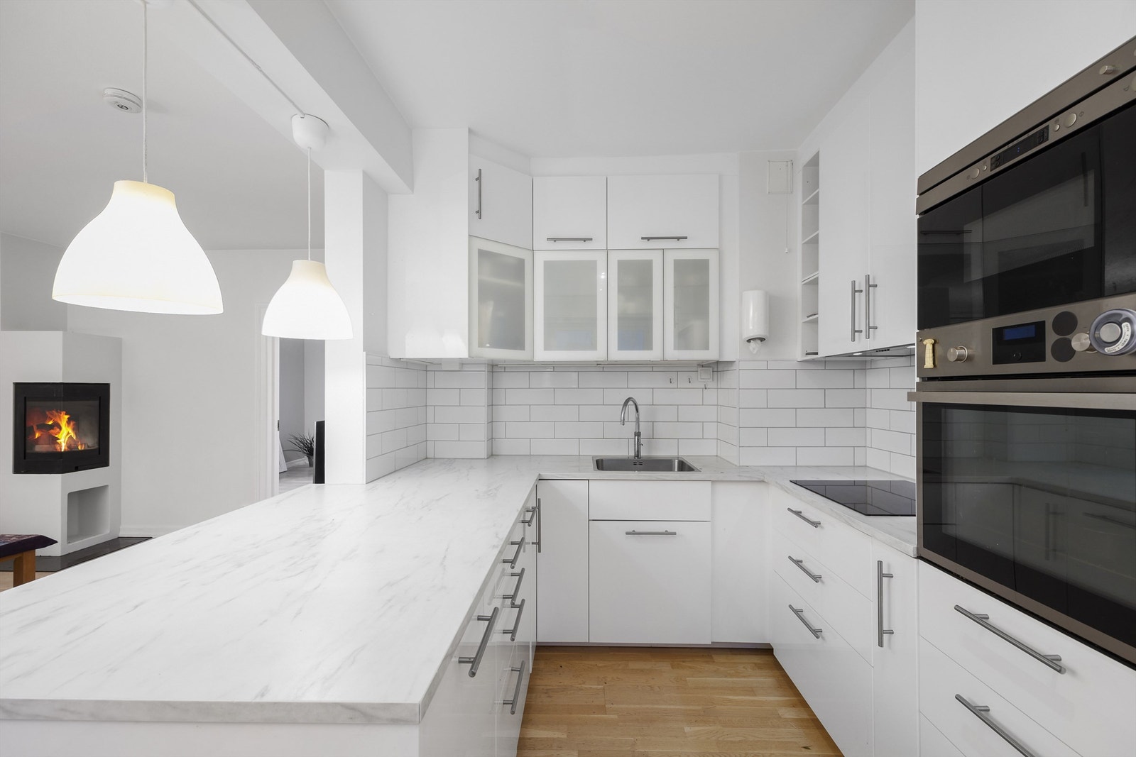 Hvitevarene er sømløst integrert og består av kjøleskap, mikrobølgeovn, stekeovn og oppvaskkum og nedfelt platetopp. Ventilator med kullfilter over platetopp. Vannrør av typen rør-i-rør og kobberrør. Galleribilde