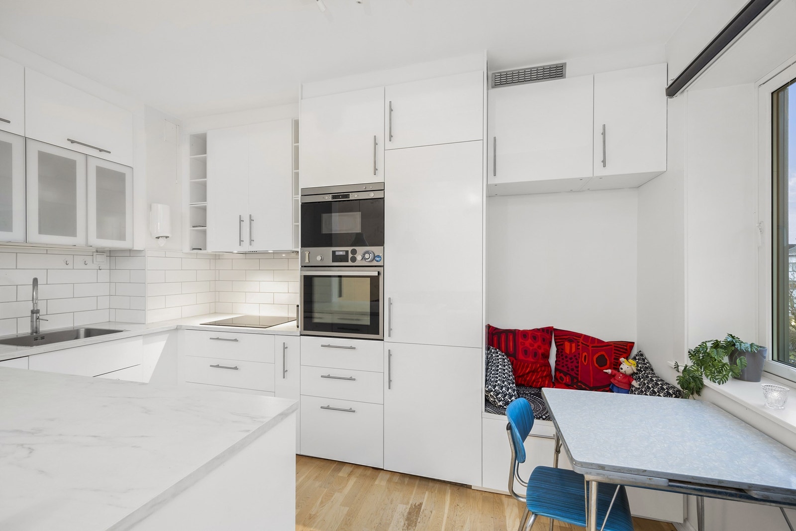 Innredning er tidløs og stilren med slette fronter og benkeplater av laminat. Galleribilde