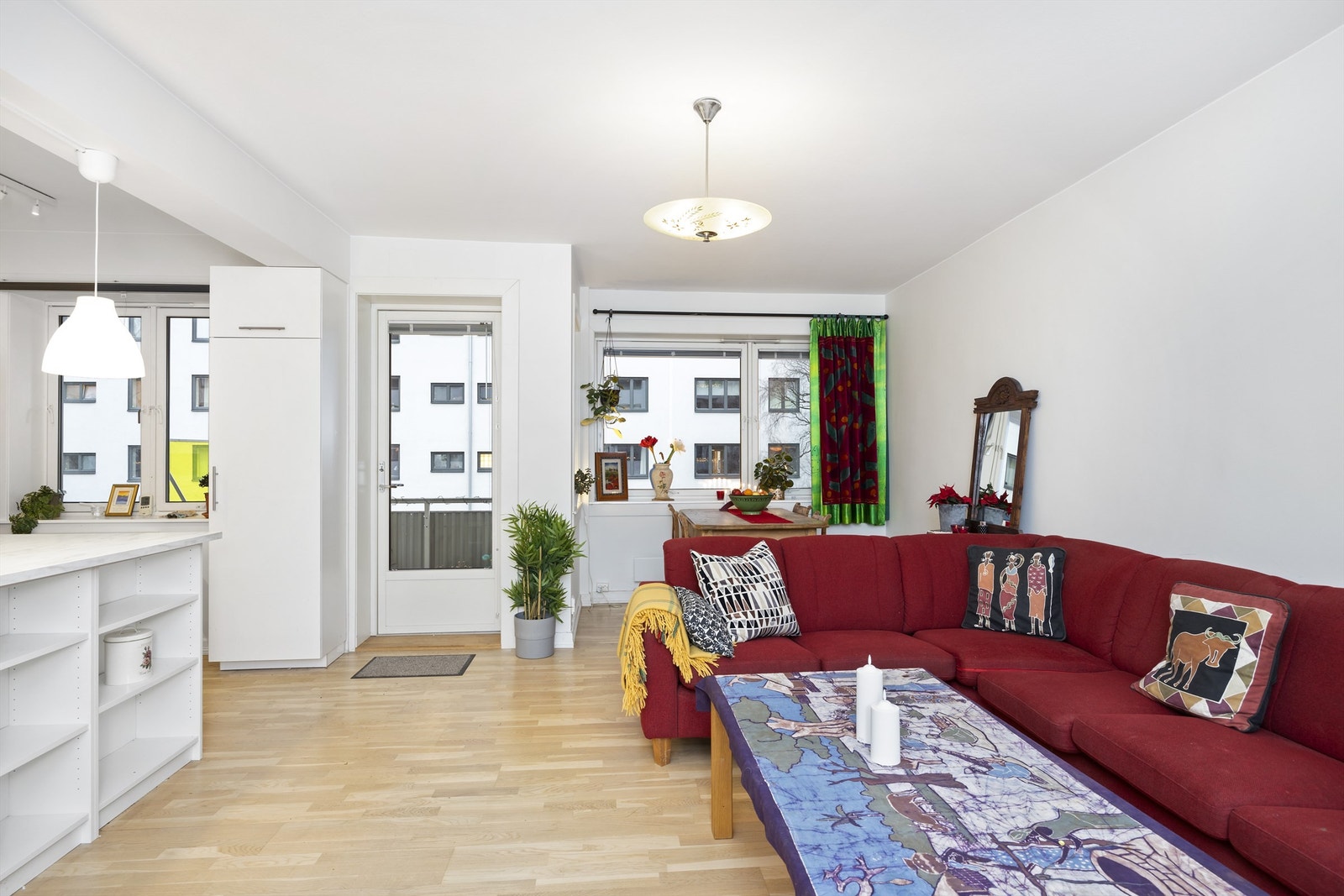 Det er rikelig med lysinnslipp gjennom store vindusflater som gir en luftig romfølelse. Her er også utgang til boligens balkong. Galleribilde