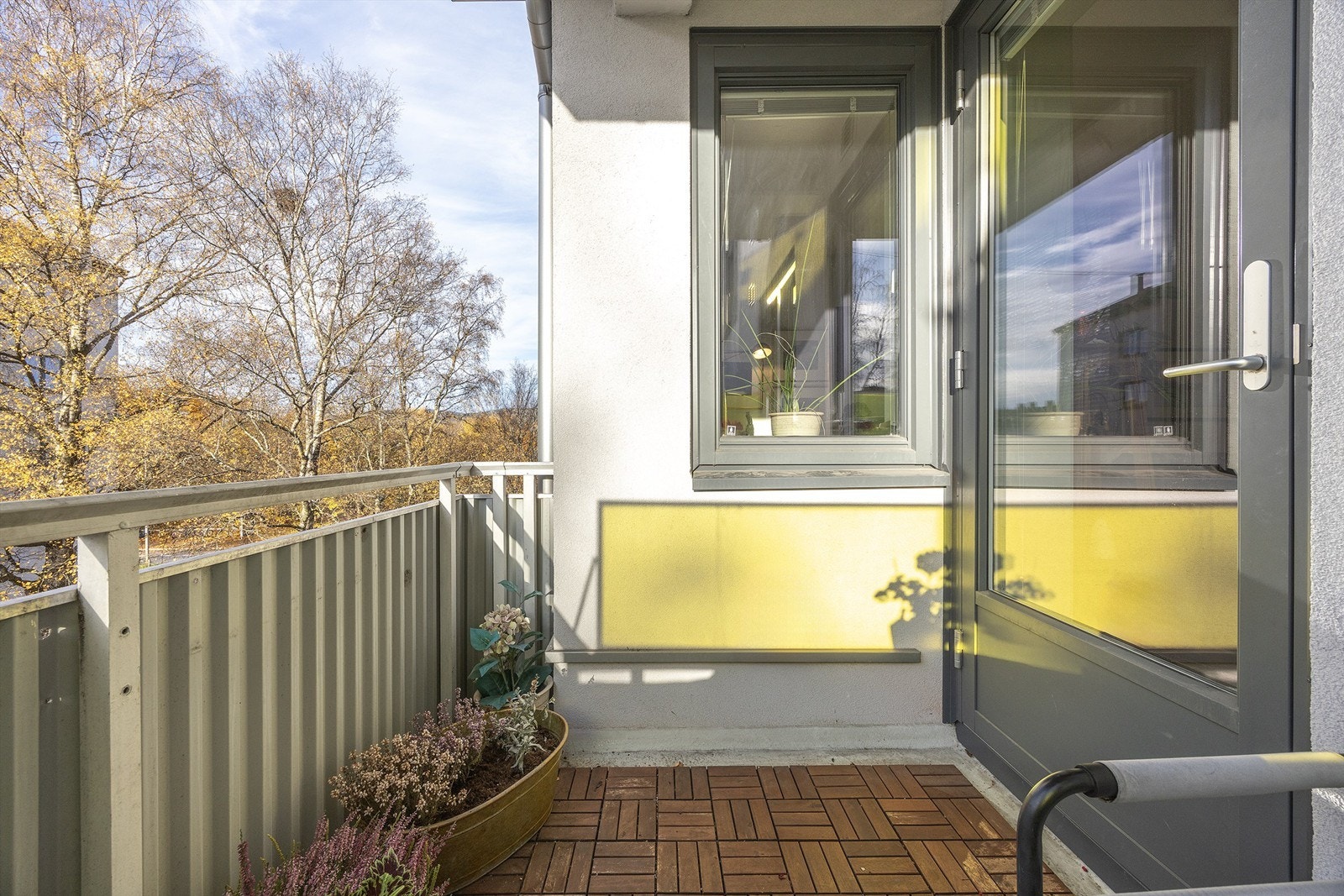 Balkongen er perfekt for å nyte årets varmere dager i eget hjem. Galleribilde