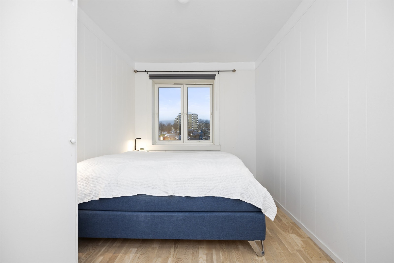 Hovedsoverommet er av god størrelse med plass til dobbeltseng og tilhørende nattbord. Galleribilde