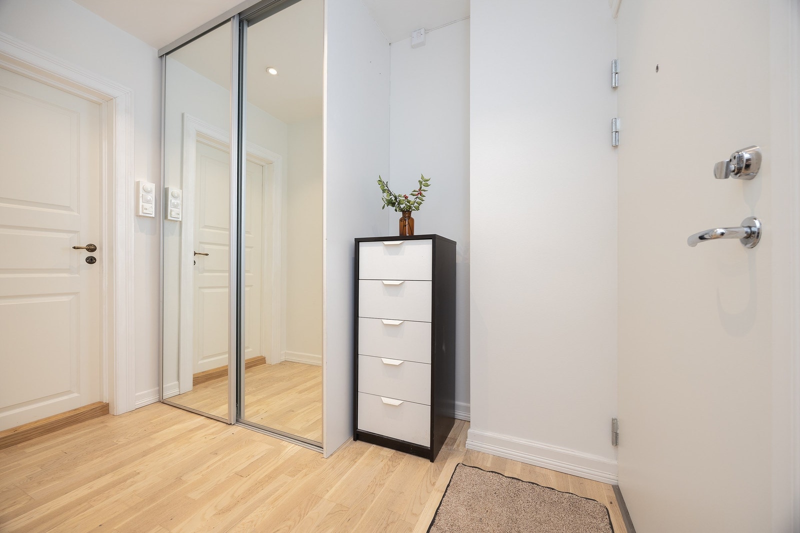 Velkommen inn! Entréen er lys og innbydende. Galleribilde