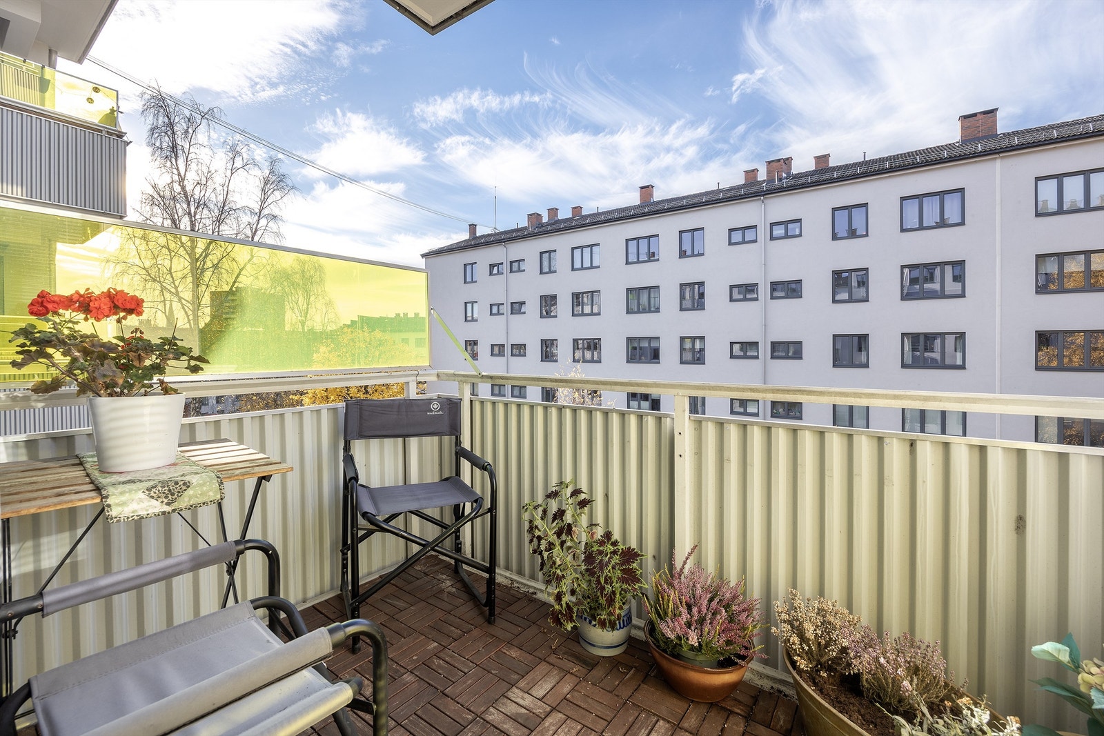 Balkongen er av god størrelse med plass til ønsket utemøblement. Galleribilde