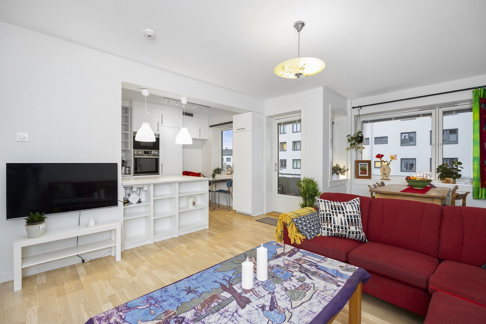 En stor og luftig 3-roms med enn herlig balkong, åpen kjøkkenløsning og god planløsning. Galleribilde