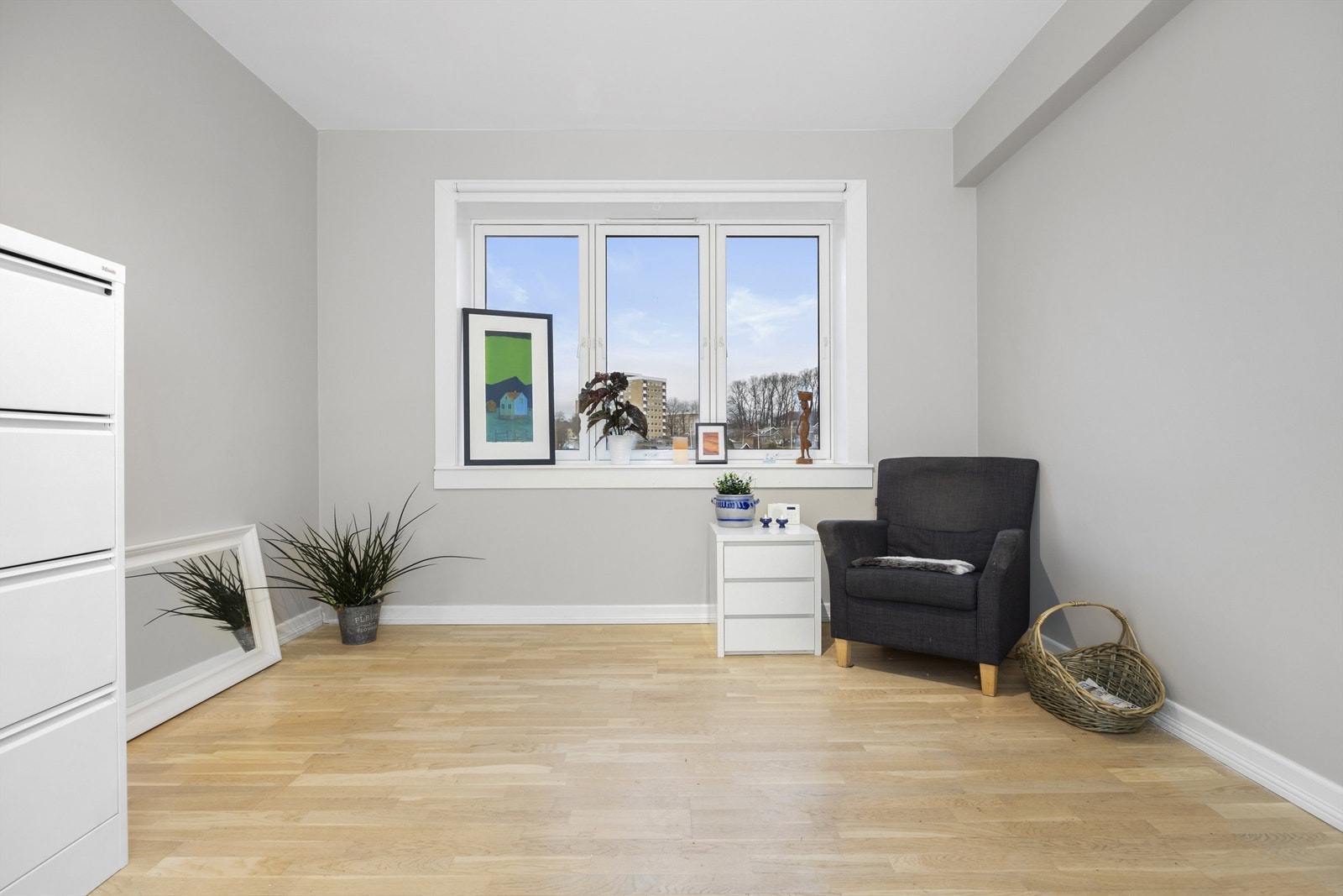 Boligens andre soverom er perfekt som barnerom, gjesterom eller kontor- alt etter eget ønske og behov. Galleribilde