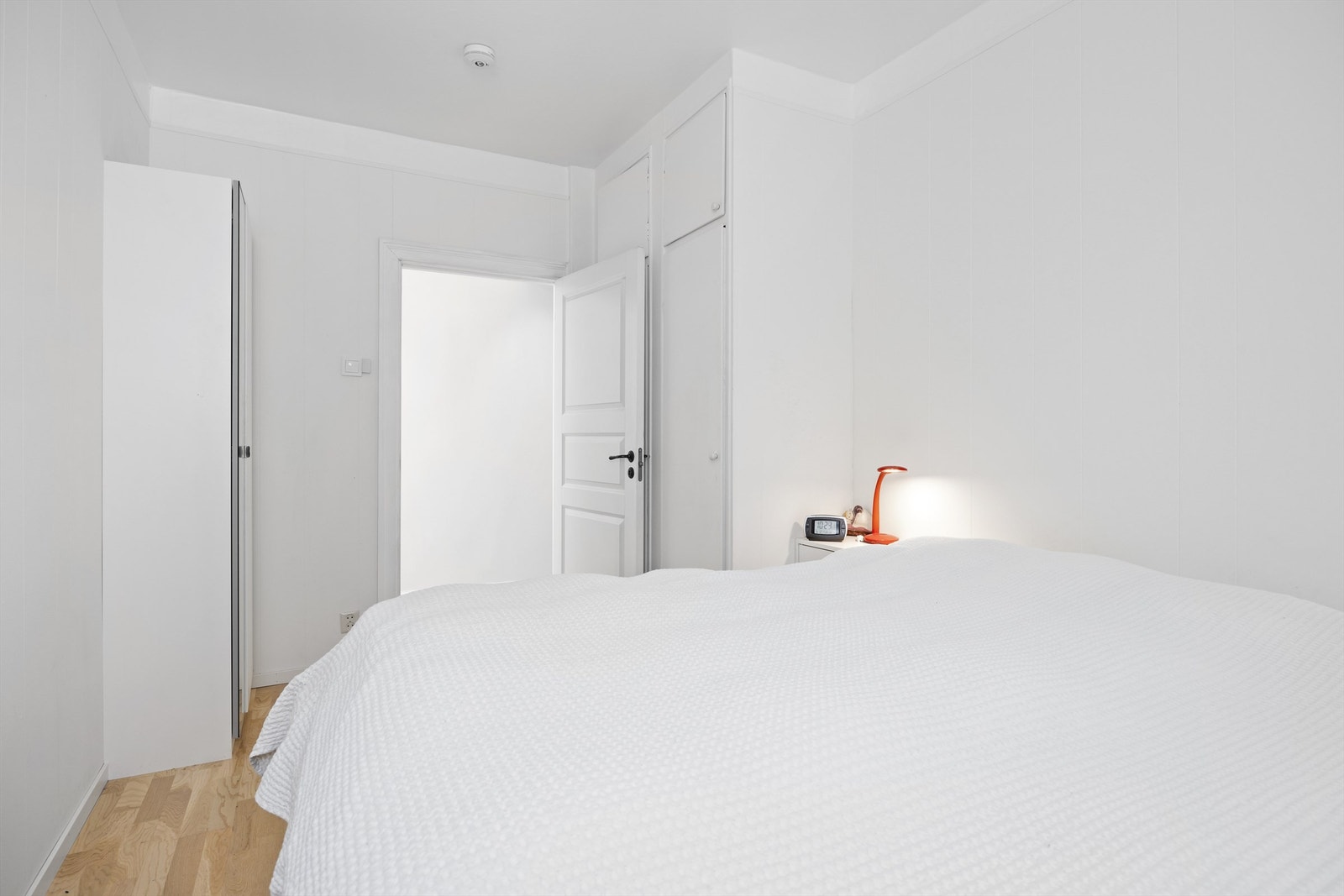 Det er også rikelig med oppbevaringsplass i en romslig garderobe. Galleribilde