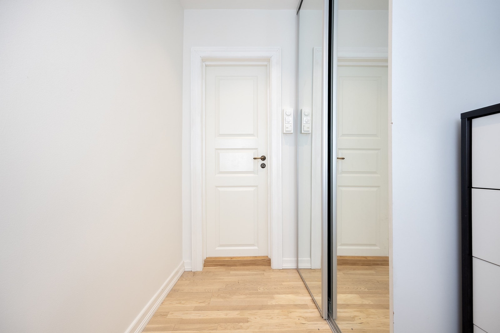 Det er rikelig med plass til å henge fra seg yttertøy i en romslig skyvedørsgarderobe med speilfronter. Galleribilde