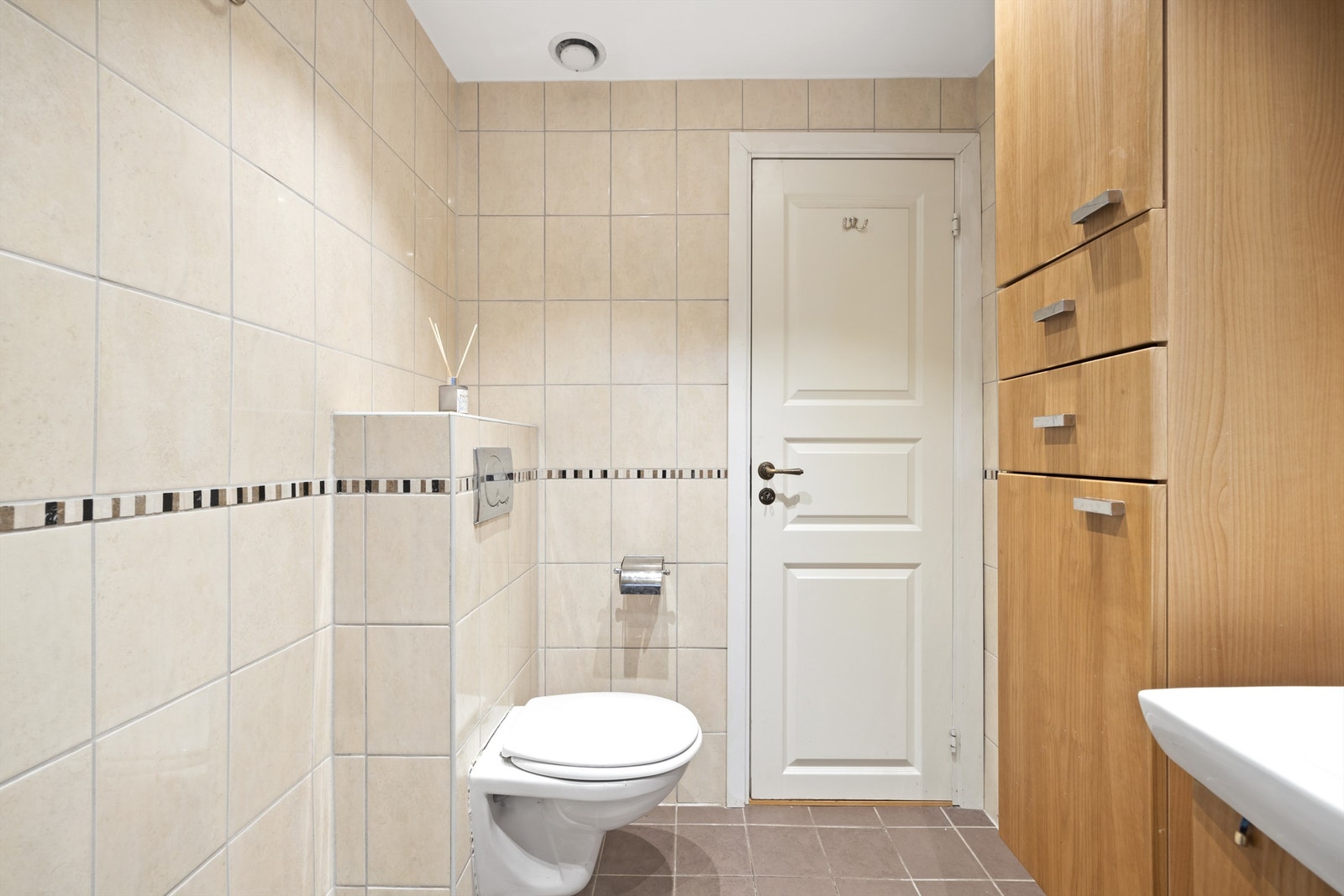 Badet er innredet med servant, speilskap med integrerte lys, dusjhjørne med innfellbare glassdører og vegghengt toalett. Det er også både plass og opplegg for vaskemaskin. Galleribilde