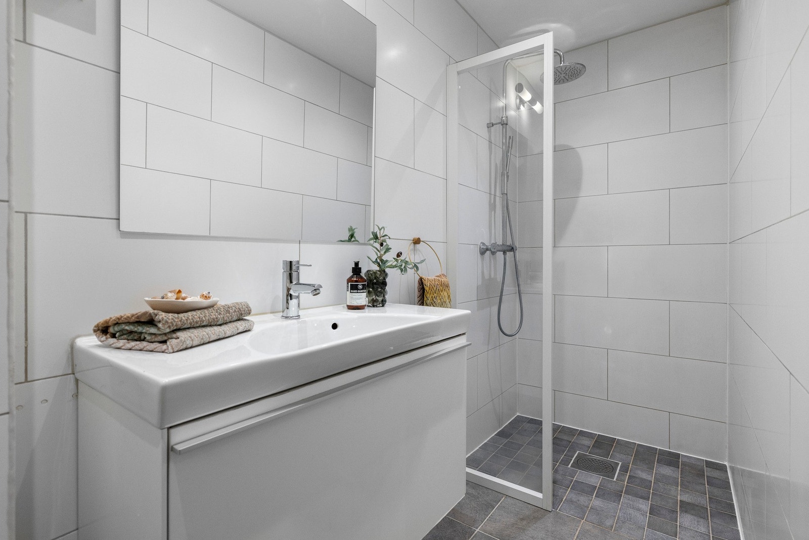 - Pent flsilagt bad(2014) med elektriske varmekabler. Glassvegg i dusjsonen - Galleribilde