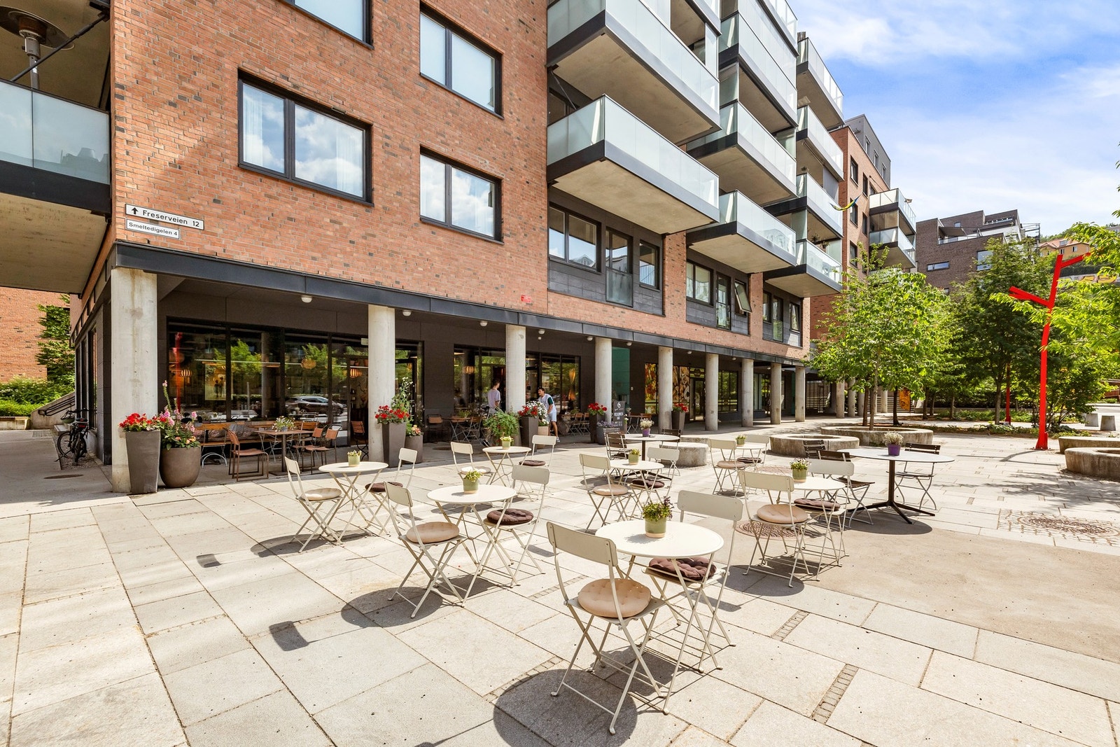 - Nærhet til bakeri, café og restaurant, dagligvarebutikk, treningssenter m.m - Galleribilde