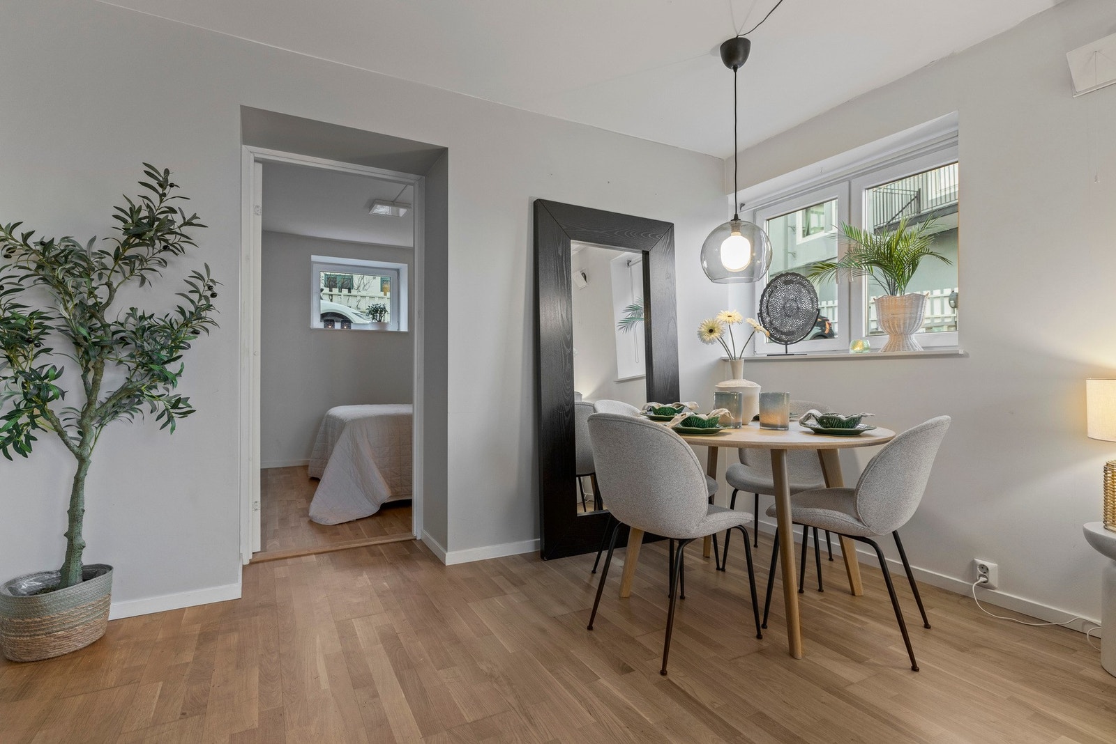 - Det er god plass til både sofa, spisebord og TV med tilhørende møblement - Galleribilde