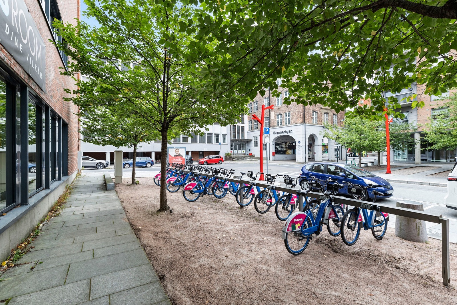 - For å komme deg inn mot sentrum kan du ta busslinje 34, 54, 70 og 74. Flere av busslinjene går døgnet rundt fra nærmeste bussholdeplass - Galleribilde