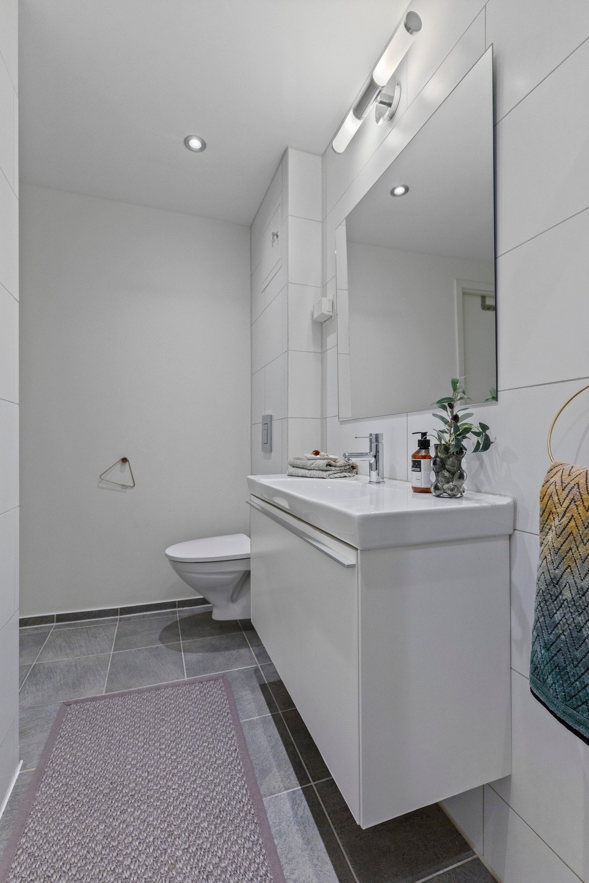 - Bad består av servant på vegghengt servantskap, vegghengt toalett med innebygd sisternekasse med synlig drensåpning - Galleribilde