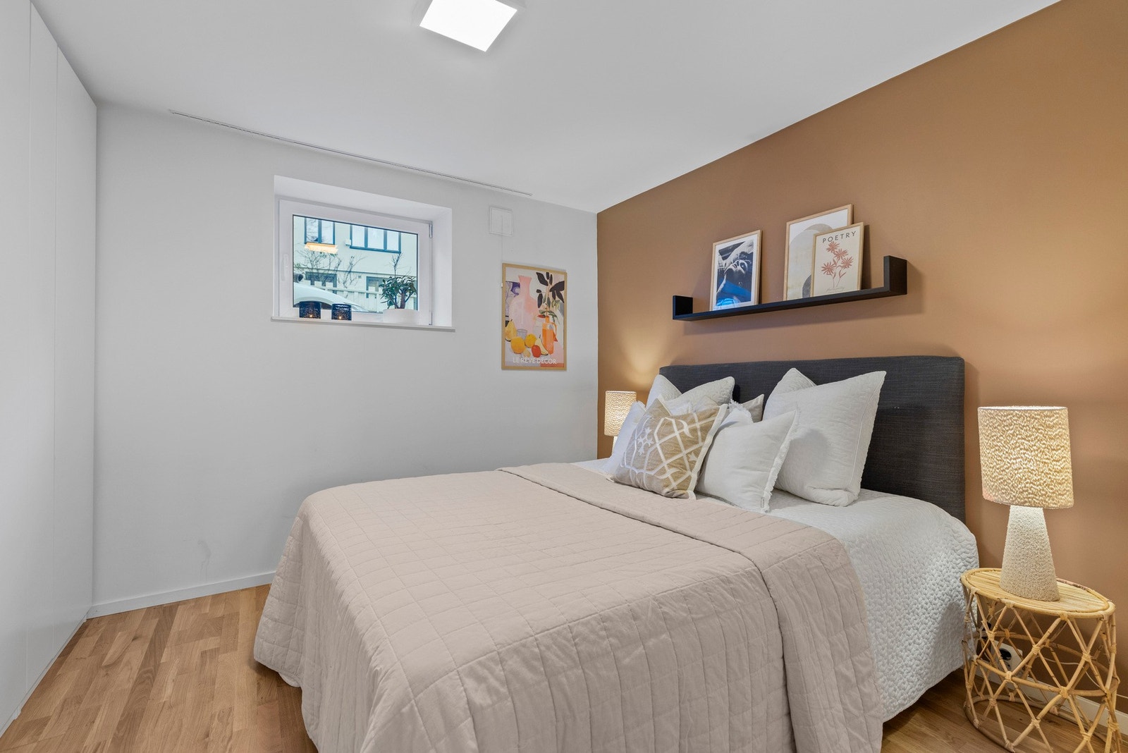 - Plass til dobbeltseng, nattbord og garderobeskap - Galleribilde