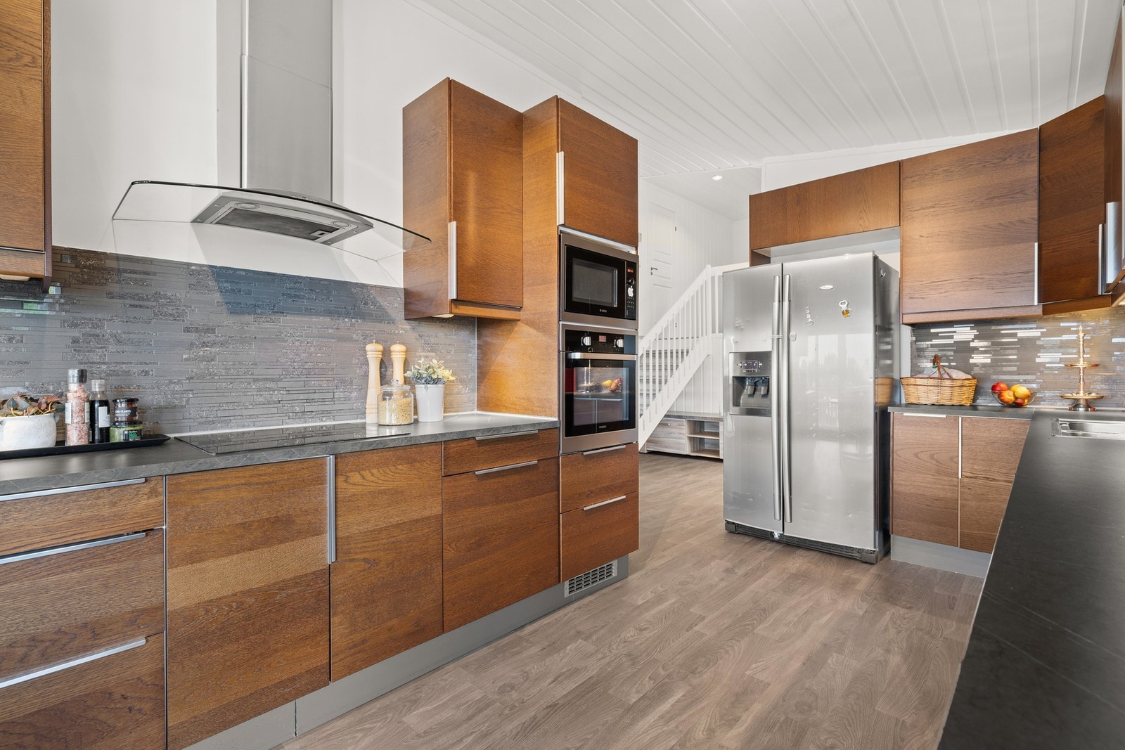 Kjøkkenet har moderne, glatte fronter som gir et elegant uttrykk Galleribilde