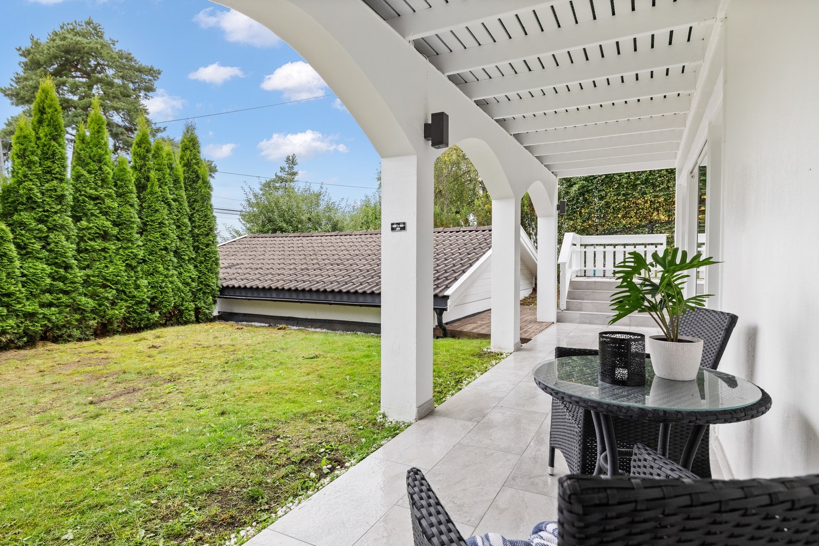 Inngangsterrasen er målt til ca. 21 m² og er utstyrt med utebelysning Galleribilde