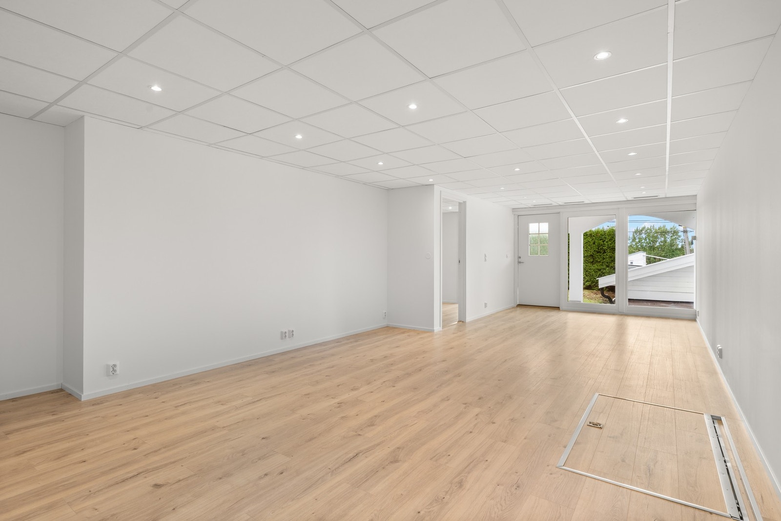 Deler av underetasjen er bygget om til en egen, romslig enhet som kan benyttes som utleiedel eller til eget bruk. Galleribilde