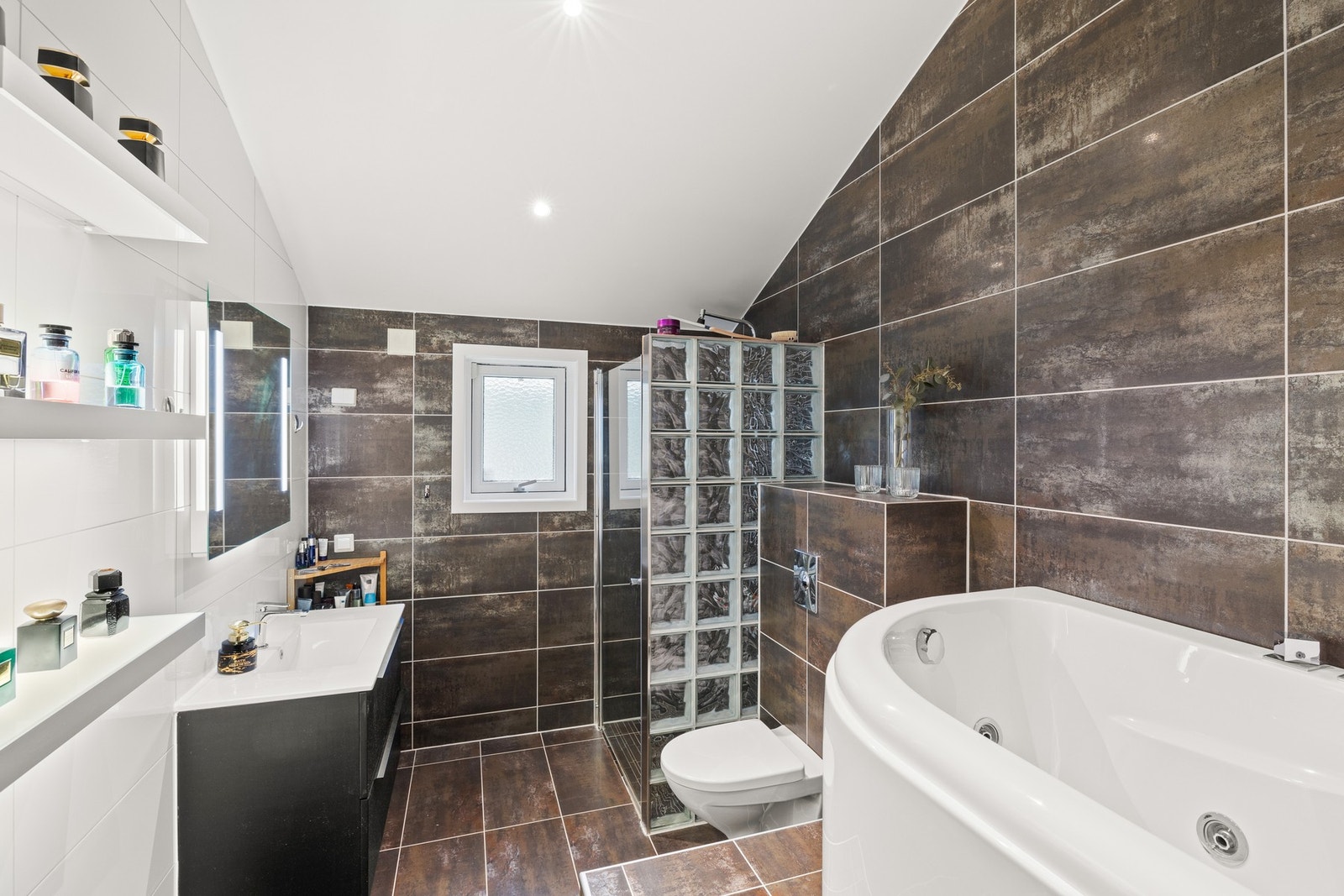 Dette unike baderommet ligger strategisk plassert i tilknytning til hovedsoverommet Galleribilde